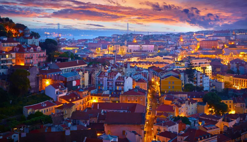 Portugal : Lisbonne entre fado, azulejos et lumière dorée.
